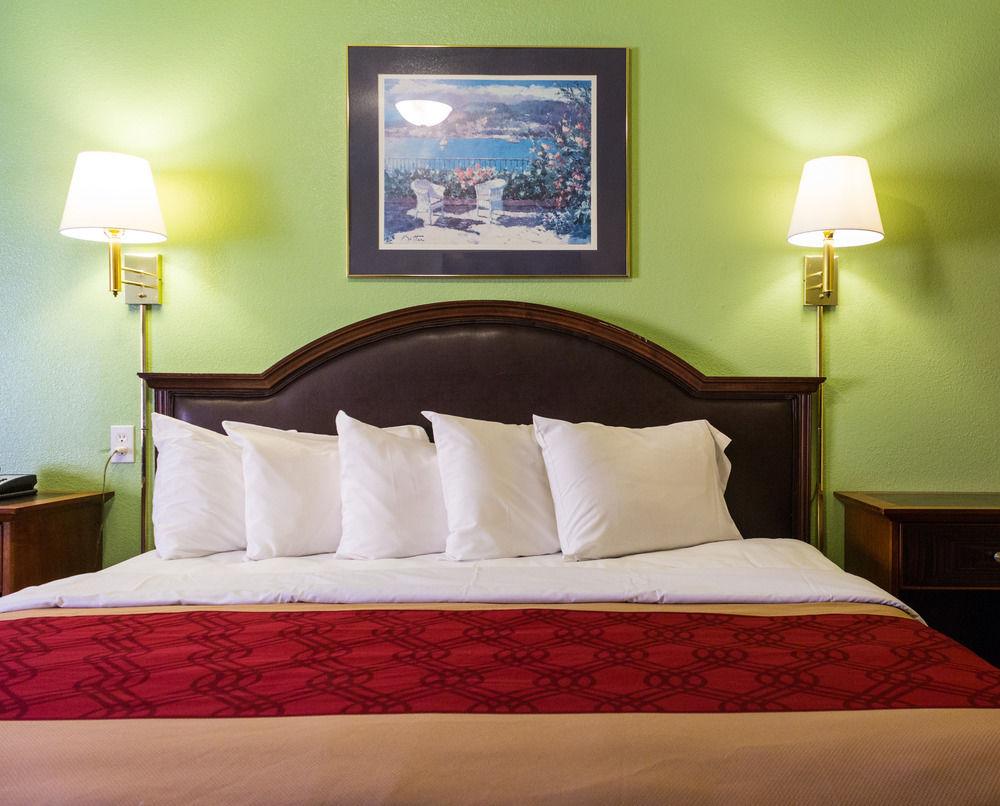 Econo Lodge Pryor Creek Eksteriør bilde