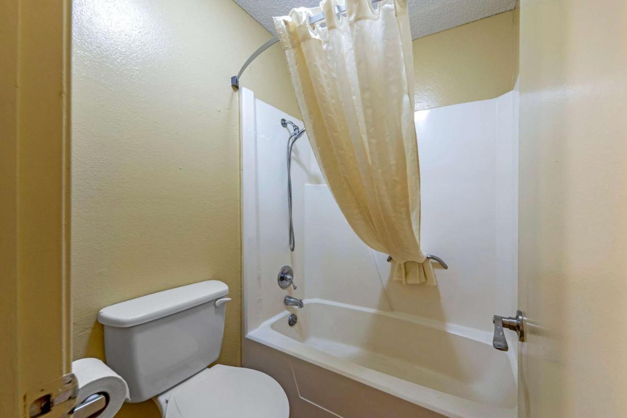 Econo Lodge Pryor Creek Eksteriør bilde