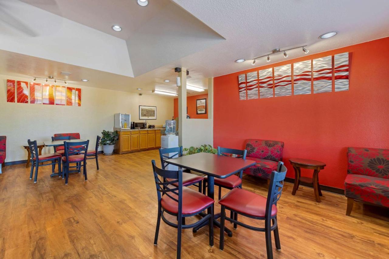 Econo Lodge Pryor Creek Eksteriør bilde